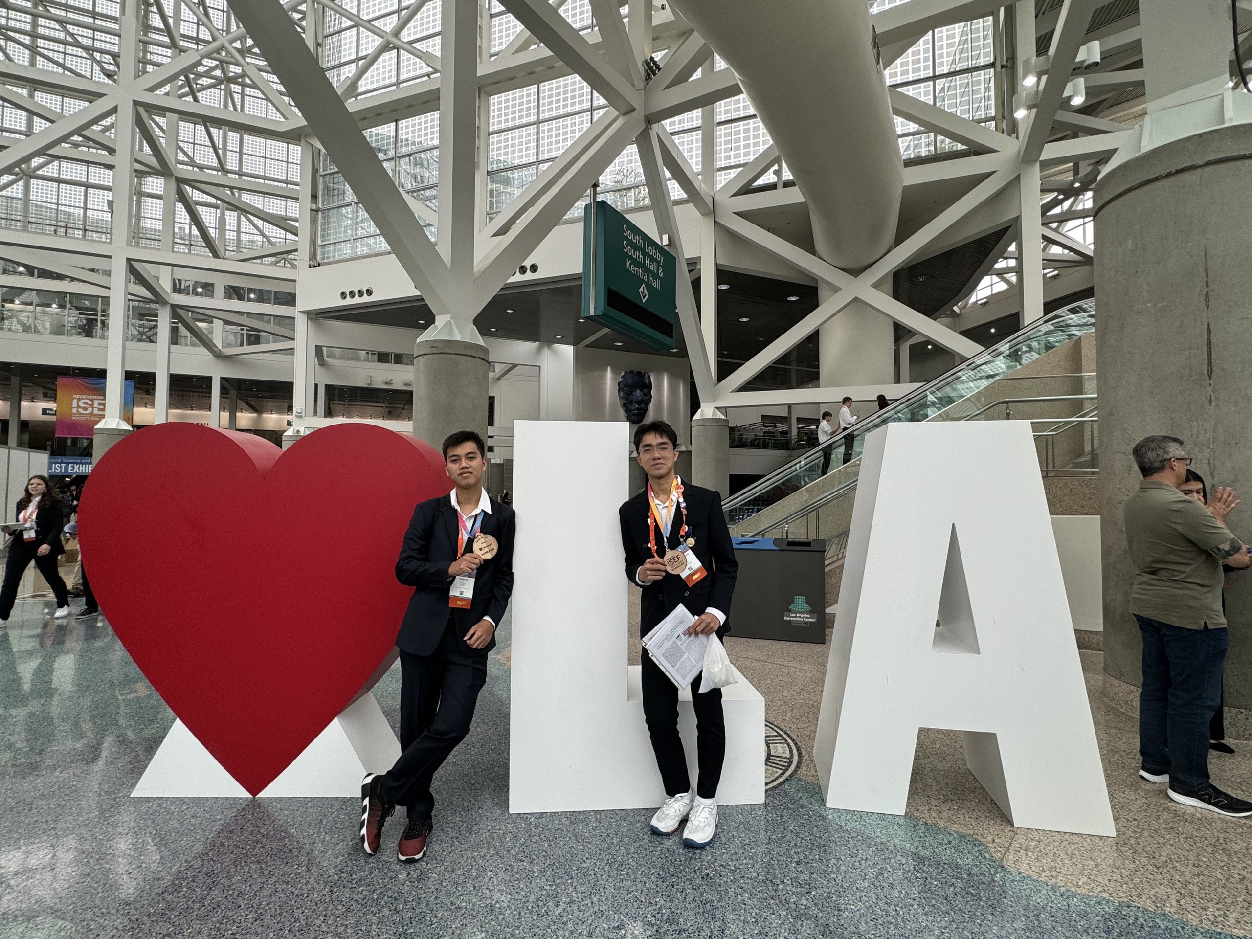 Quốc Bảo (phải) và Tấn Hy vui mừng sau khi nhận giải thưởng