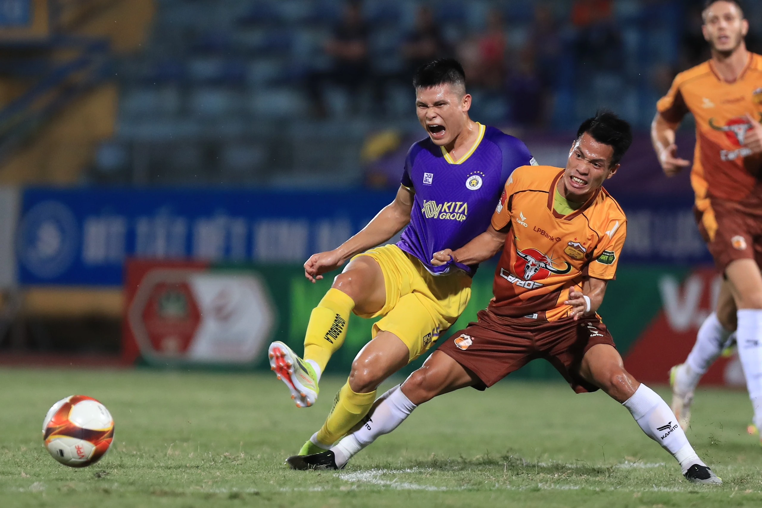 Tuấn Hải và Văn Quyết cực hay, CLB Hà Nội ngắt mạch 9 trận bất bại của HAGL