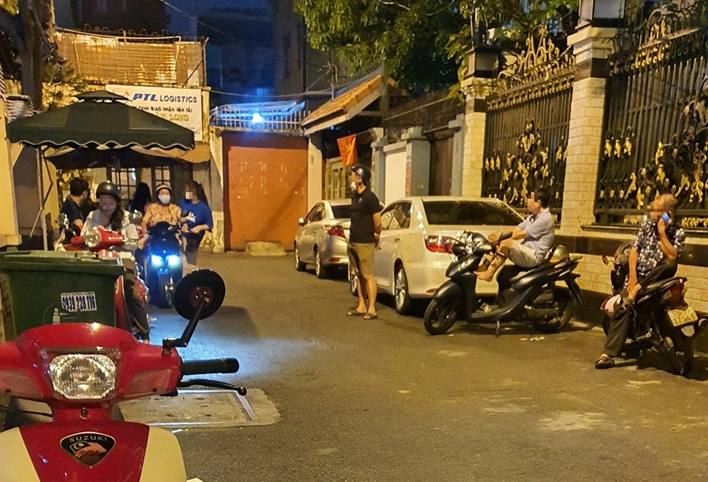 Cha mẹ có con sắp thi vào lớp 10 đợi con bên ngoài một trung tâm học thêm trên đường Nguyễn Thông, Q.3, TP.HCM