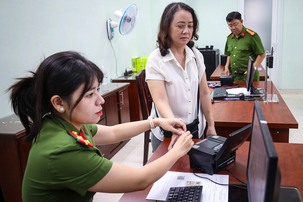Người dân TP.HCM đi làm căn cước công dân