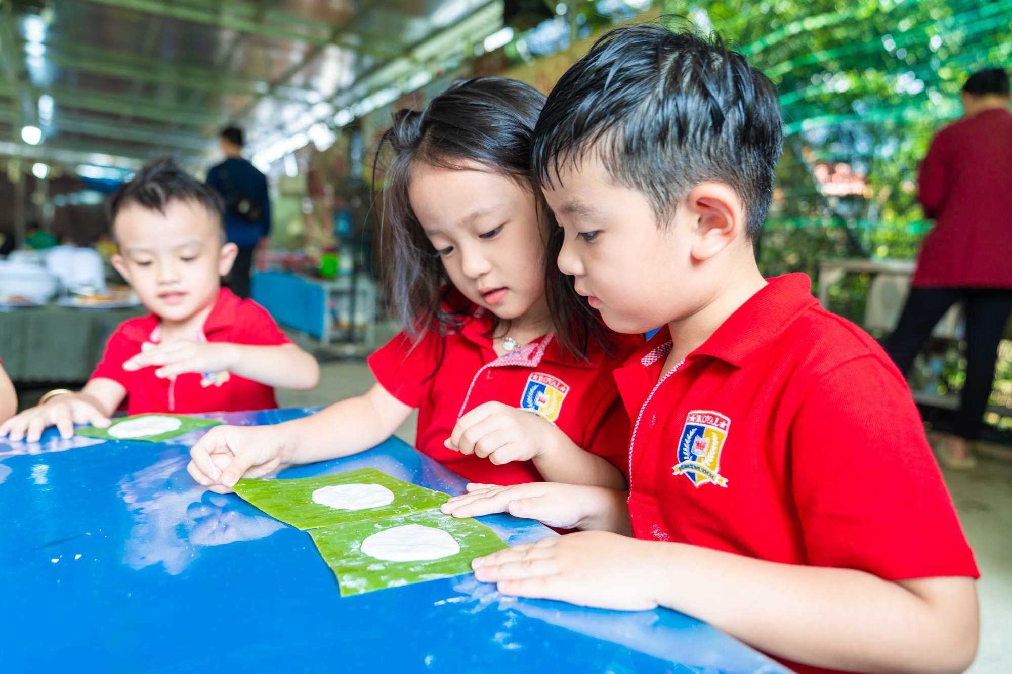 Học sinh Royal School chăm chú học làm bánh dân gian - một hoạt động thú vị lồng ghép trong chuyến đi dã ngoại