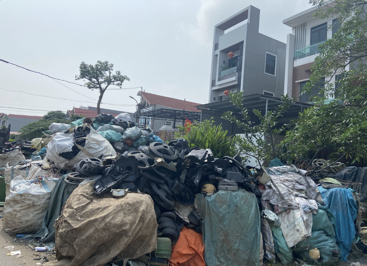 Nhà cao tầng khang trang mọc sau bãi rác ở làng Đông Mẫu