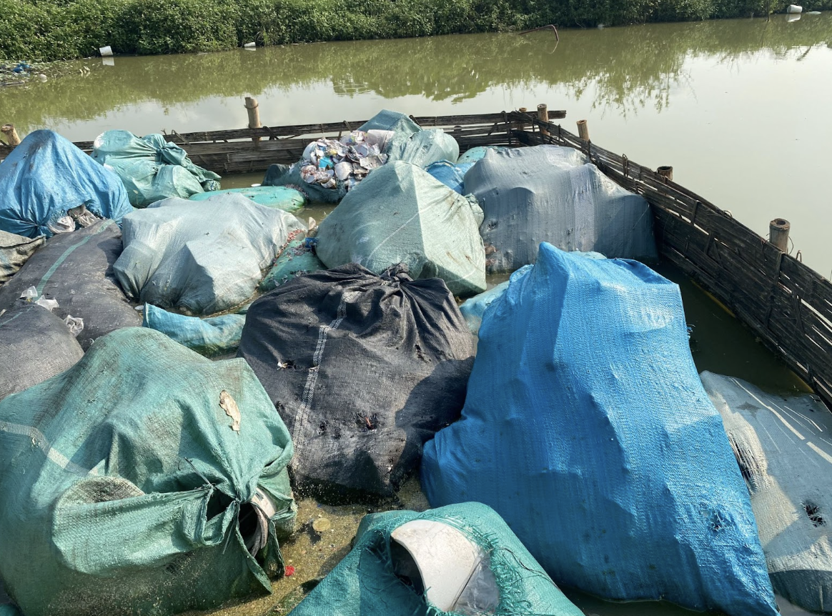 Túi rác không thể phân loại bị vứt thẳng xuống ao, mương, bốc mùi khó chịu