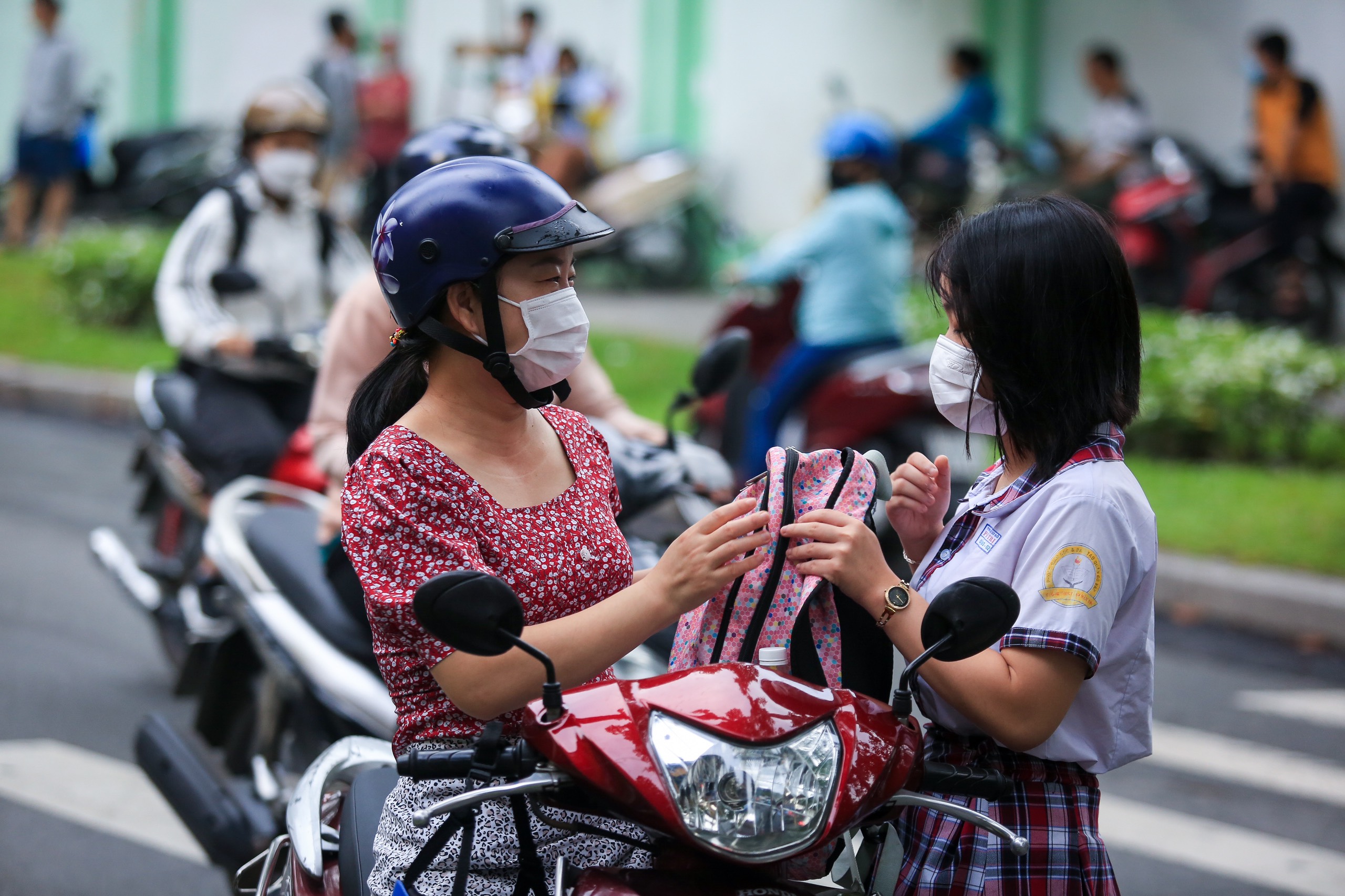 Mẹ luôn đồng hành cùng con (Ảnh chụp ngoài cổng trường thi lớp 10 năm 2023 tại TP.HCM)