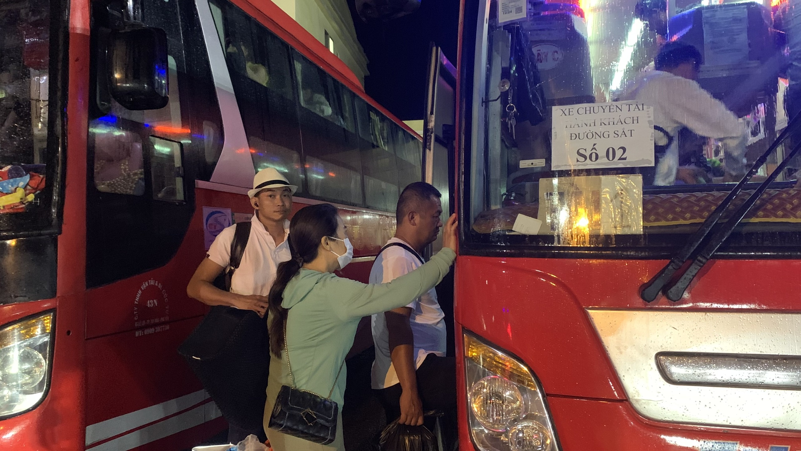 Sạt lở tại hầm đường sắt Chí Thạnh: Xuyên đêm chuyển tải khách đến ga kế tiếp- Ảnh 4. Hành khách lên xe trung chuyển đến ga tiếp theo để tiếp tục hành trình