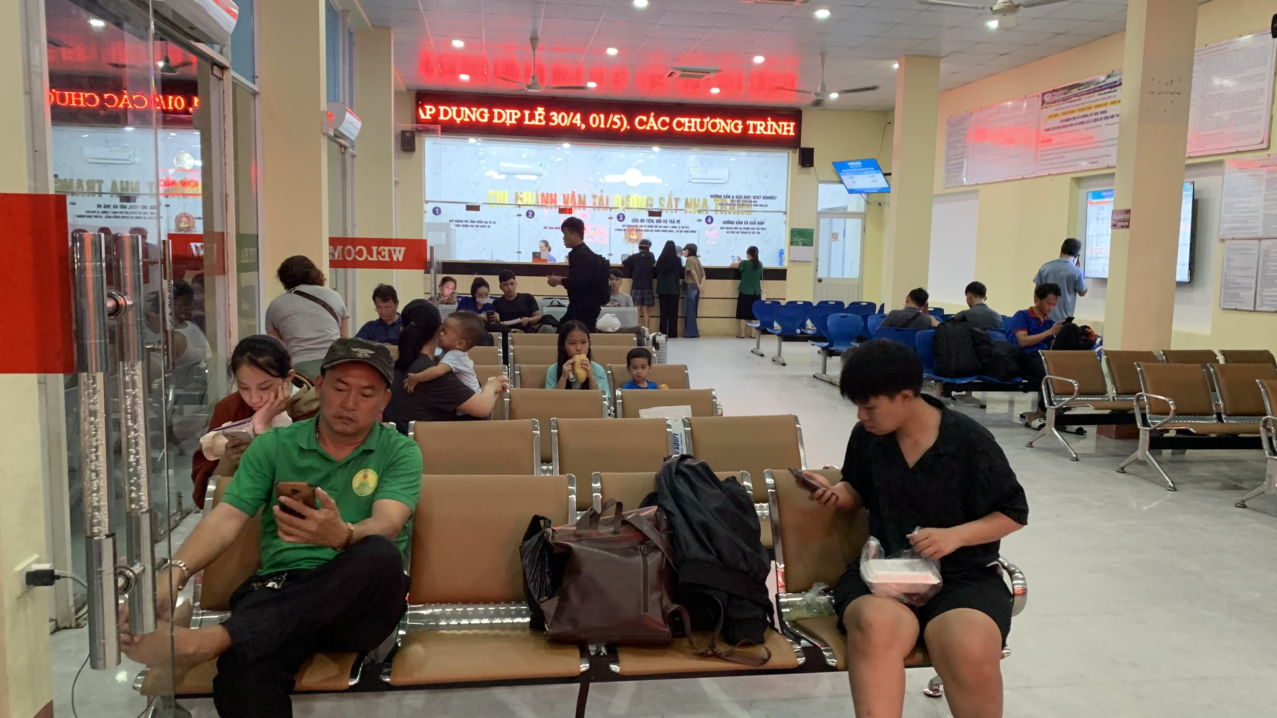 Sạt lở tại hầm đường sắt Chí Thạnh: Xuyên đêm chuyển tải khách đến ga kế tiếp- Ảnh 3. Các hành khách tại phòng đợi ở ga Tuy Hòa