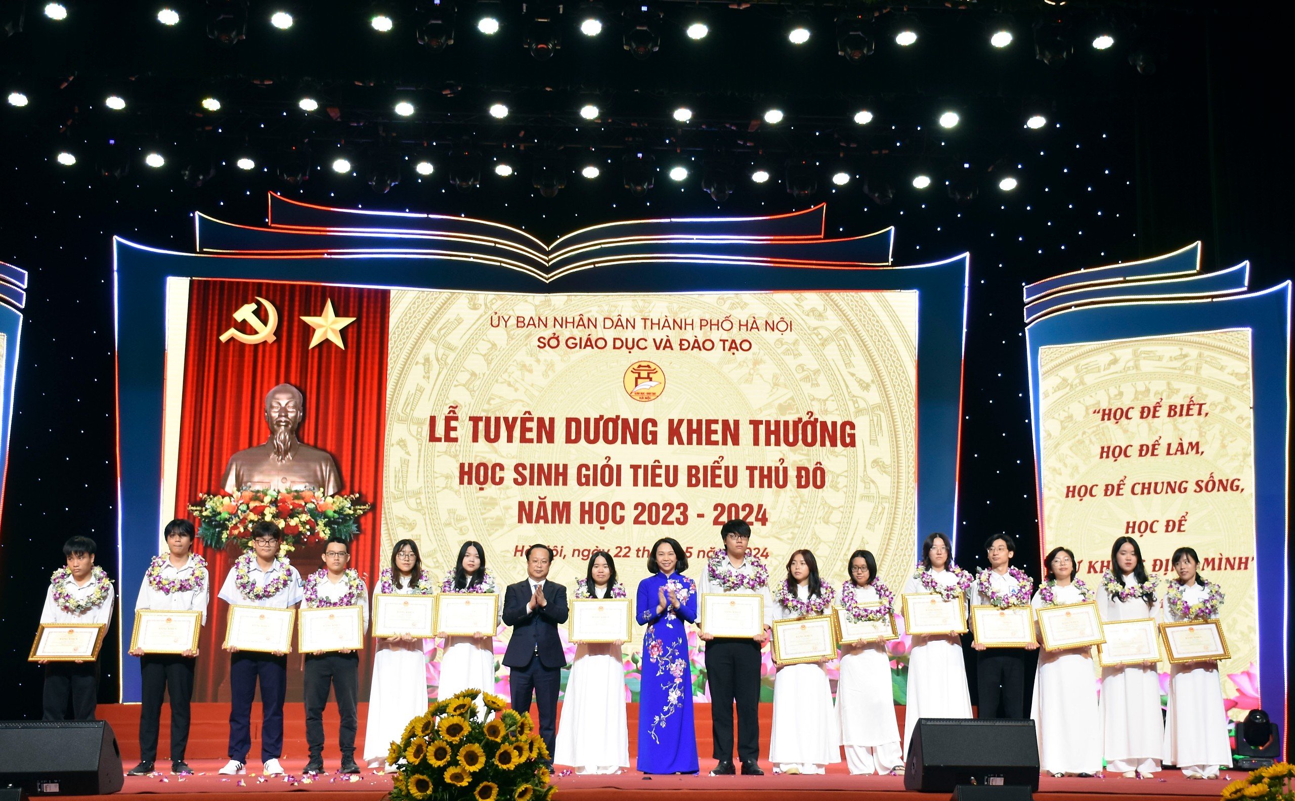 Lãnh đạo UBND và Sở GD-ĐT Hà Nội trao bằng khen cho học sinh có thành tích xuất sắc