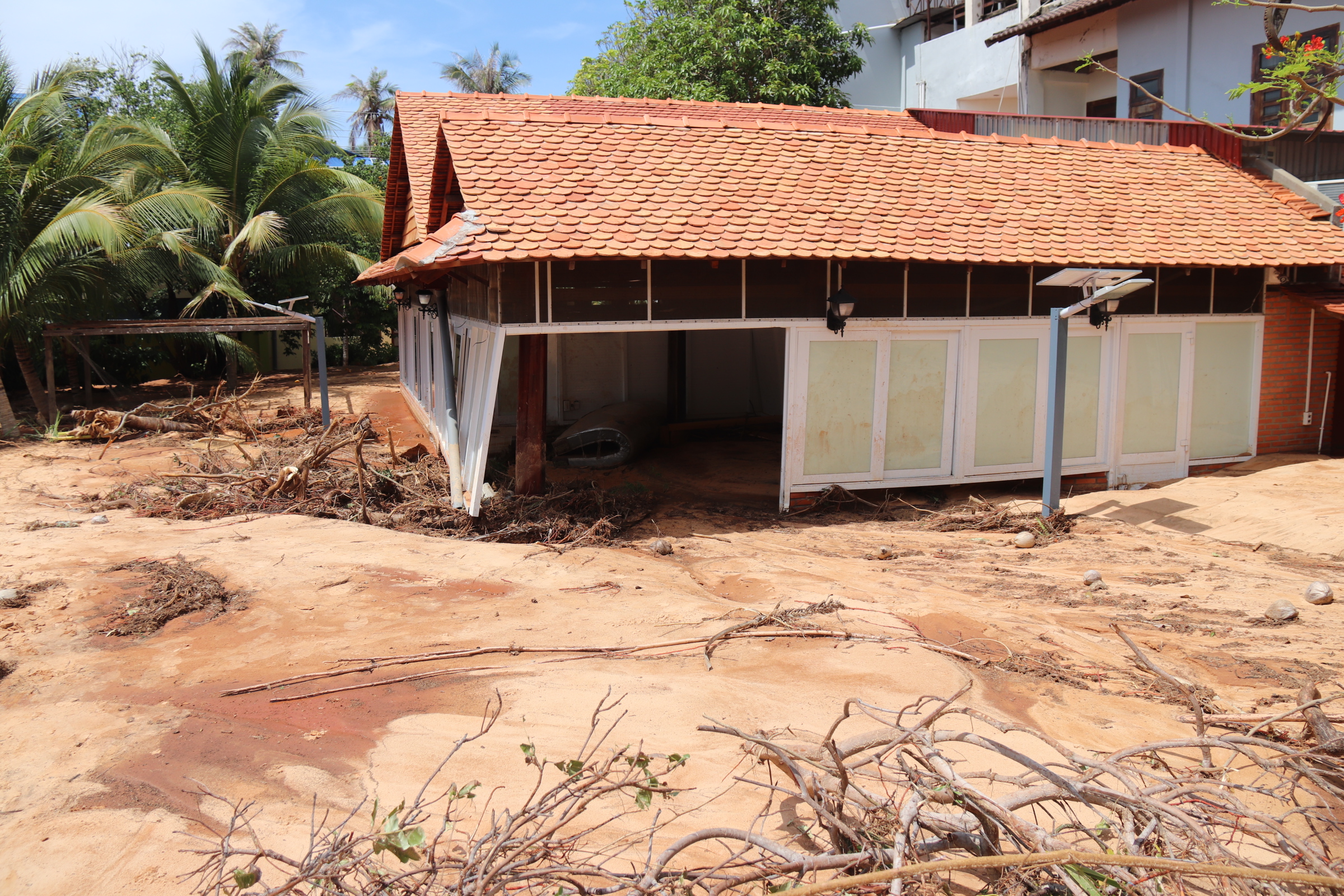 Một căn nhà ở P.Hàm Tiến bị ảnh hưởng bỡi lũ cát hôm 21.5