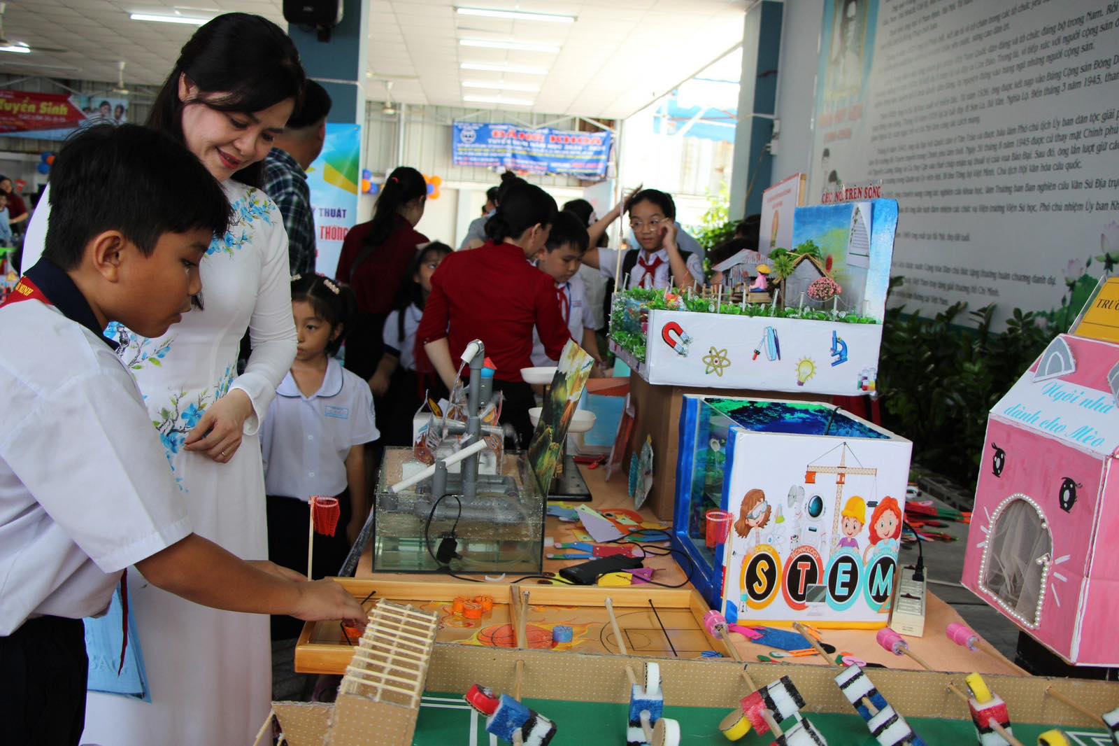 Bà Lê Thị Bình, Trưởng phòng GD-ĐT quận Phú Nhuận chia sẻ với học sinh về thiết kế các mô hình ứng dụng kiến thức thực tiễn