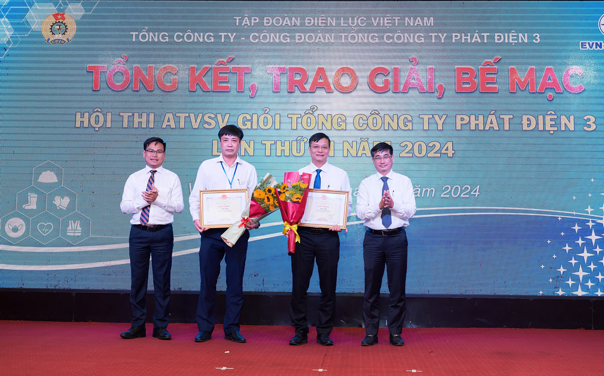 Ông Lê Văn Danh - Tổng Giám đốc (phía bên phải) và ông Trần Đình Ân - Phó Tổng Giám đốc EVNGENCO3, Trưởng Ban chỉ đạo Hội thi trao giải Nhì, cho 2 tập thể xuất sắc