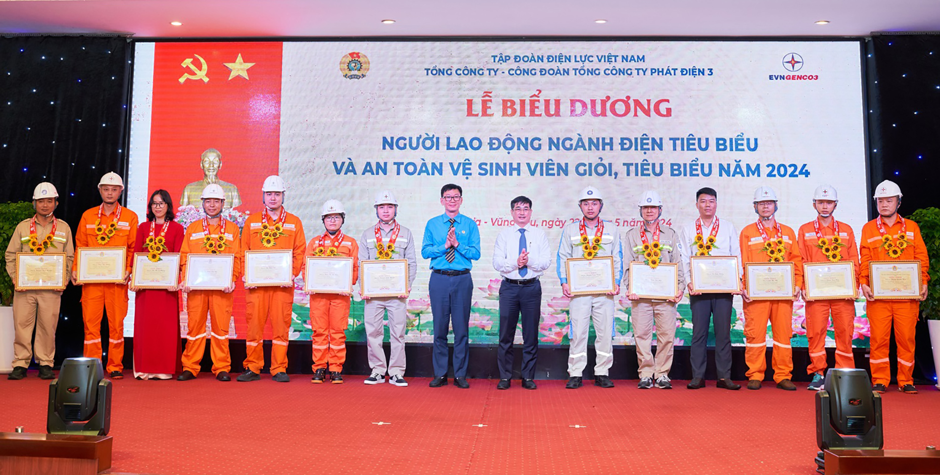 Ông Lê Văn Danh - Tổng giám đốc EVNGENCO3 và ông Vũ Quang Sáng - Chủ tịch Công đoàn Tổng Công ty trao giấy khen biểu dương Người lao động ngành Điện tiêu biểu cấp Tổng Công ty năm 2024