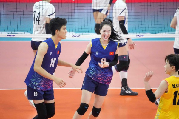 Bích Tuyền đập bóng 'sấm sét' giúp đội tuyển bóng chuyền nữ Việt Nam đánh bại Kazakhstan