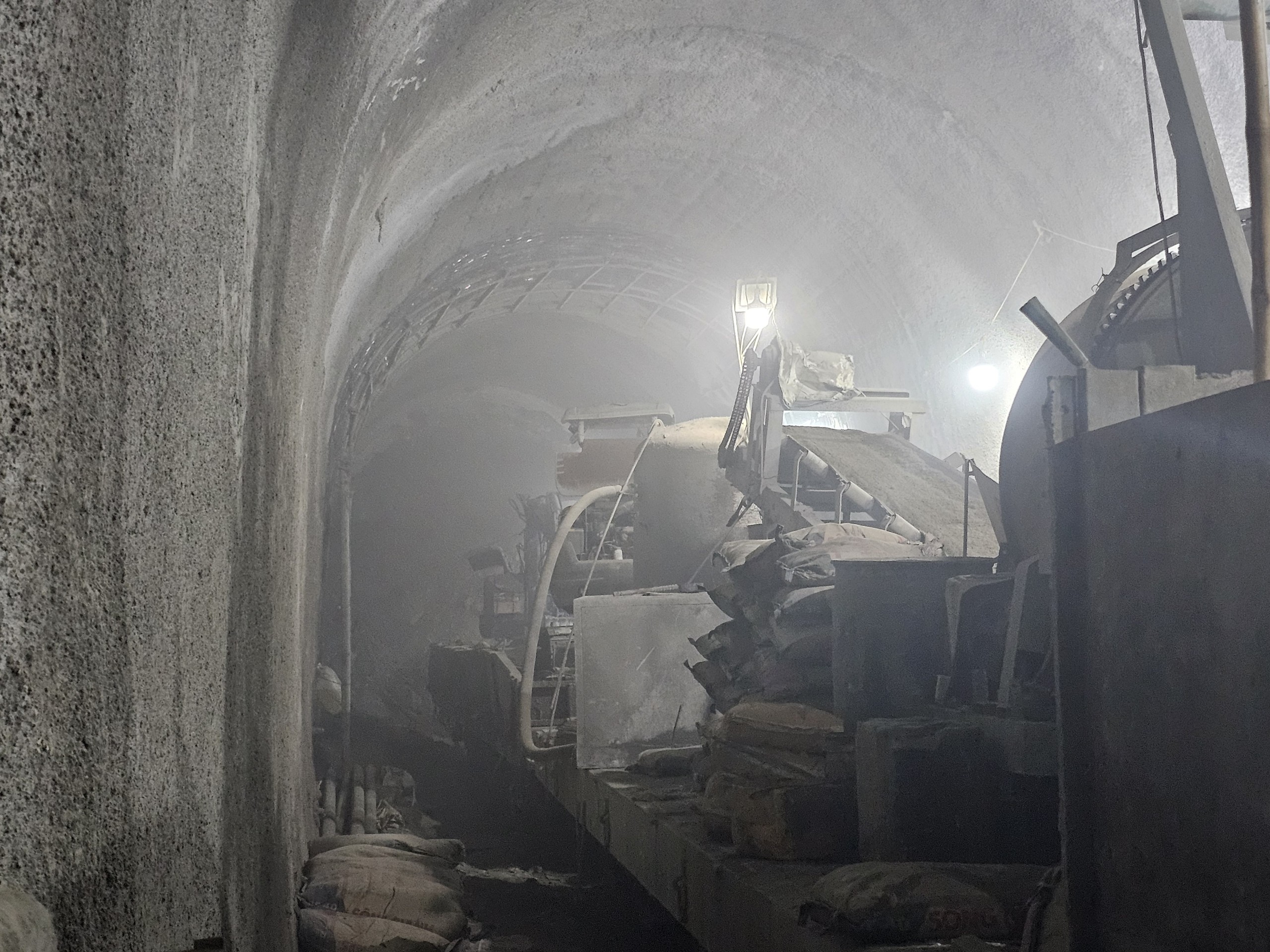 Hầm đường sắt Chí Thạnh tiếp tục sạt lở sau 5 ngày khắc phục sự cố- Ảnh 2.