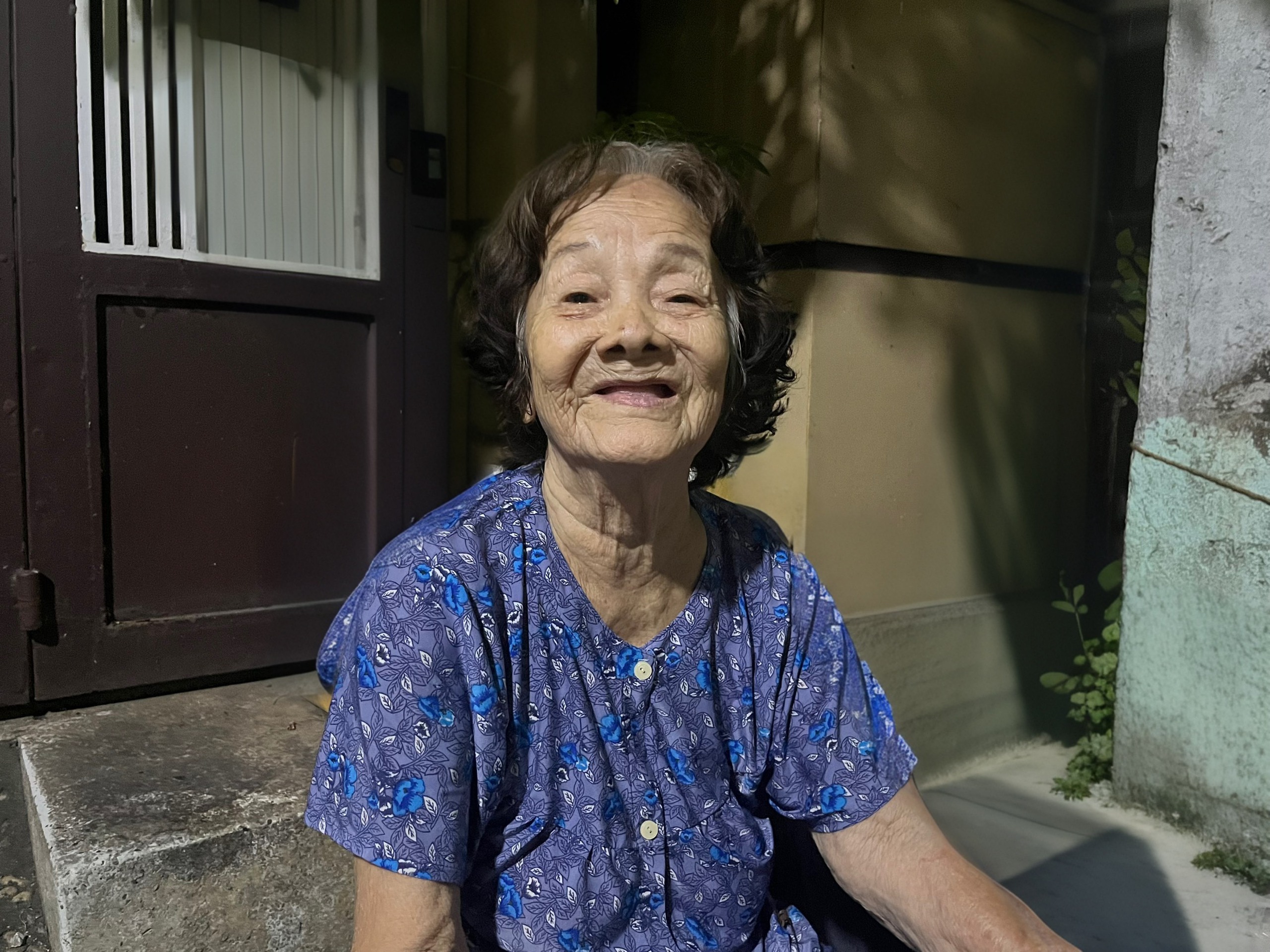 Ngoài 80 tuổi, đêm nào bà Tám cũng bán hàng mưu sinh đến tận khuya
