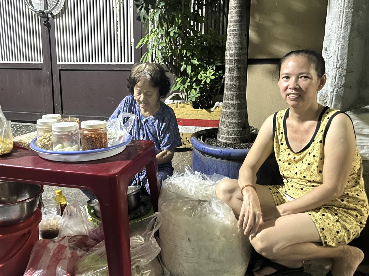 Chị Oanh thường xuyên đến mua ủng hộ và nán lại phụ giúp bà Tám bán hàng
