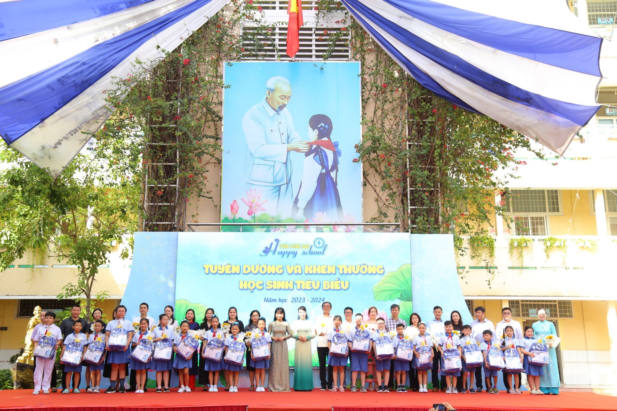 Mời phụ huynh lên nhận khen thưởng cùng con trong ngày tổng kết năm học- Ảnh 4.