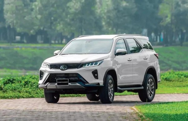 SUV 7 chỗ: Toyota Fortuner vẫn chưa tìm lại vị thế, kém xa đối thủ Ford Everest