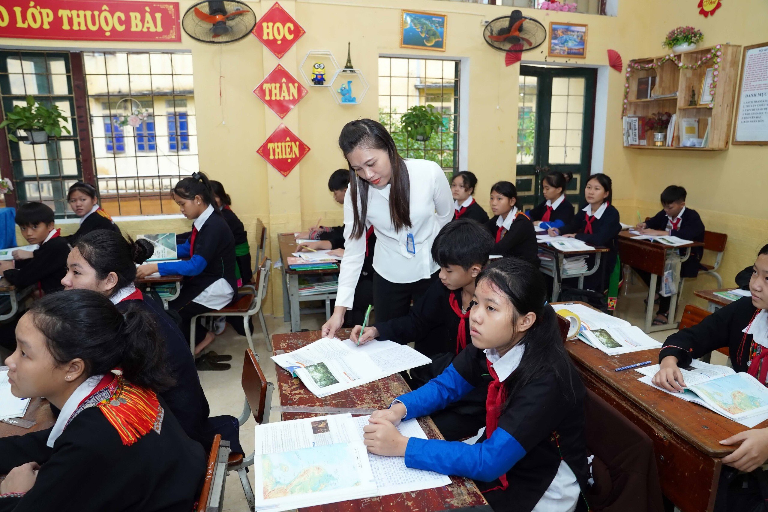 Thu nhập không đảm bảo, mọi yêu cầu với nhà giáo sẽ 'ở trên mây'- Ảnh 2.