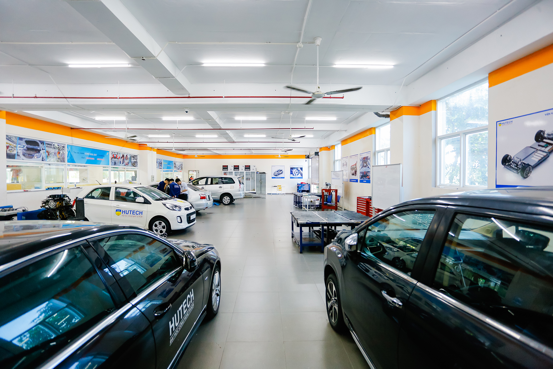 HUTECH đầu tư trang thiết bị máy móc giúp sinh viên dễ dàng chuyển hóa và thẩm thấu lý thuyết