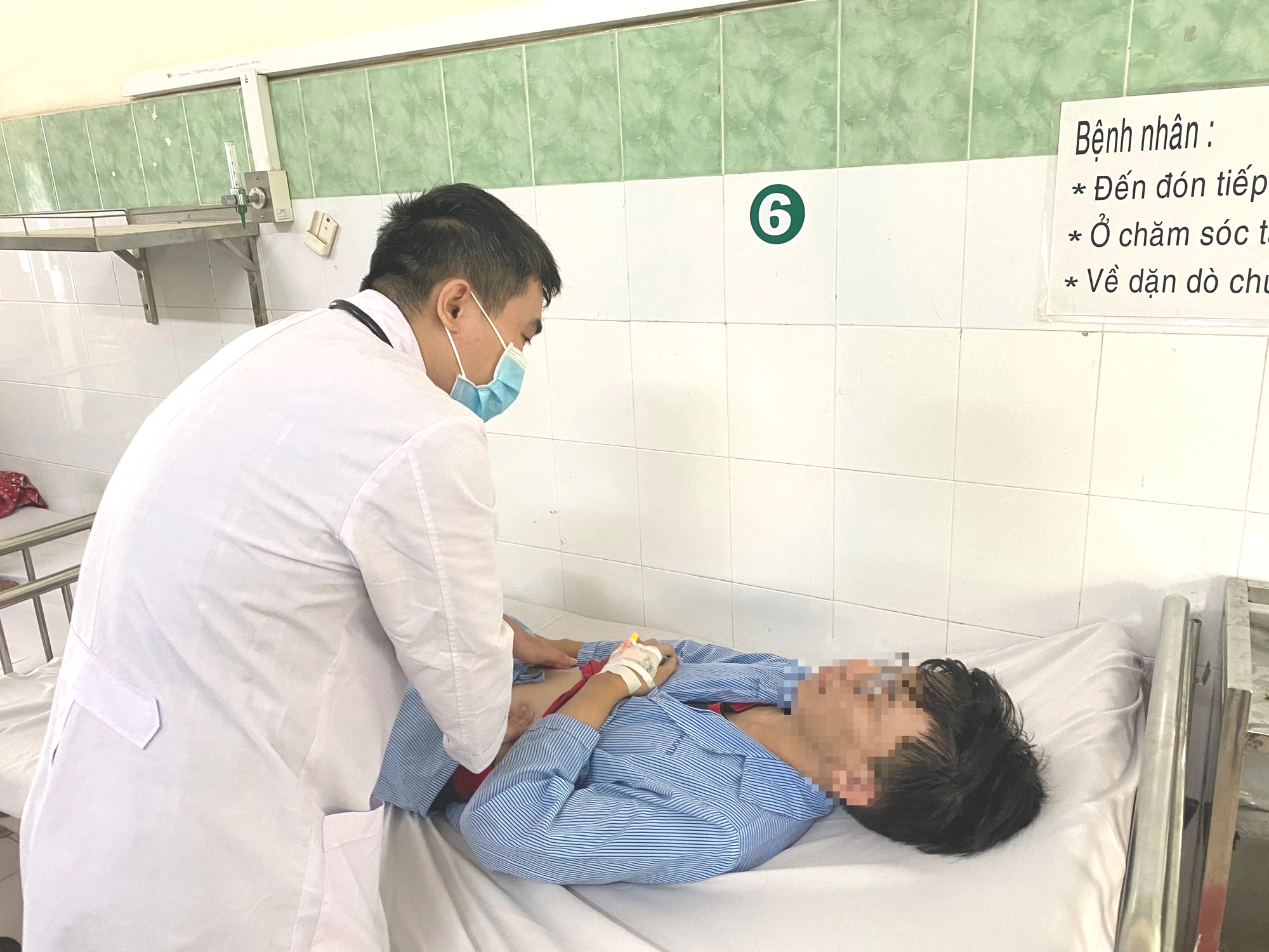19 sinh viên Đại học Quốc gia TP.HCM nhập viện trong đêm- Ảnh 1. Có 19 sinh viên Đại học Quốc gia nhập viện trong đêm