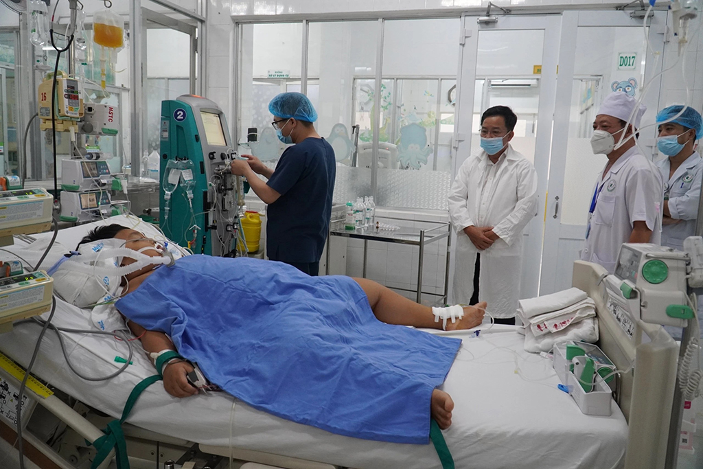 Báo động nguy cơ ngộ độc từ thực phẩm- Ảnh 2. Một ca ngộ độc nặng sau ăn bánh mì đang điều trị tại Bệnh viện Nhi đồng Đồng Nai