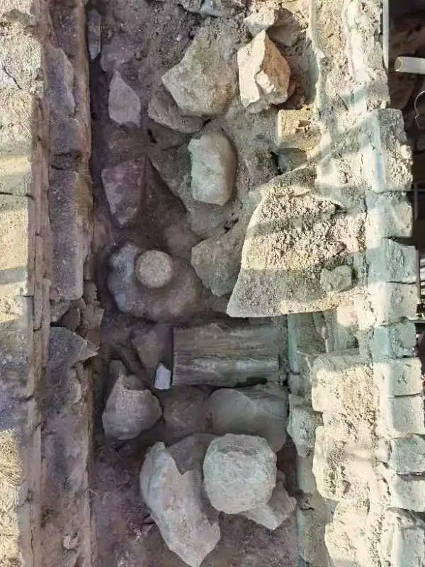Bất ngờ về đầu tượng Phật ẩn trong bức tường của hang đá nổi tiếng ở Trung Quốc