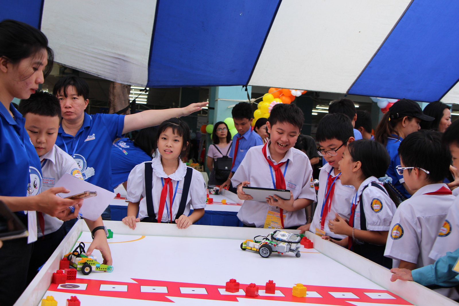 Học sinh tham gia hoạt động thiết kế, lập trình robot trong ngày hội Giáo dục STEM- khơi nguồn sáng tạo