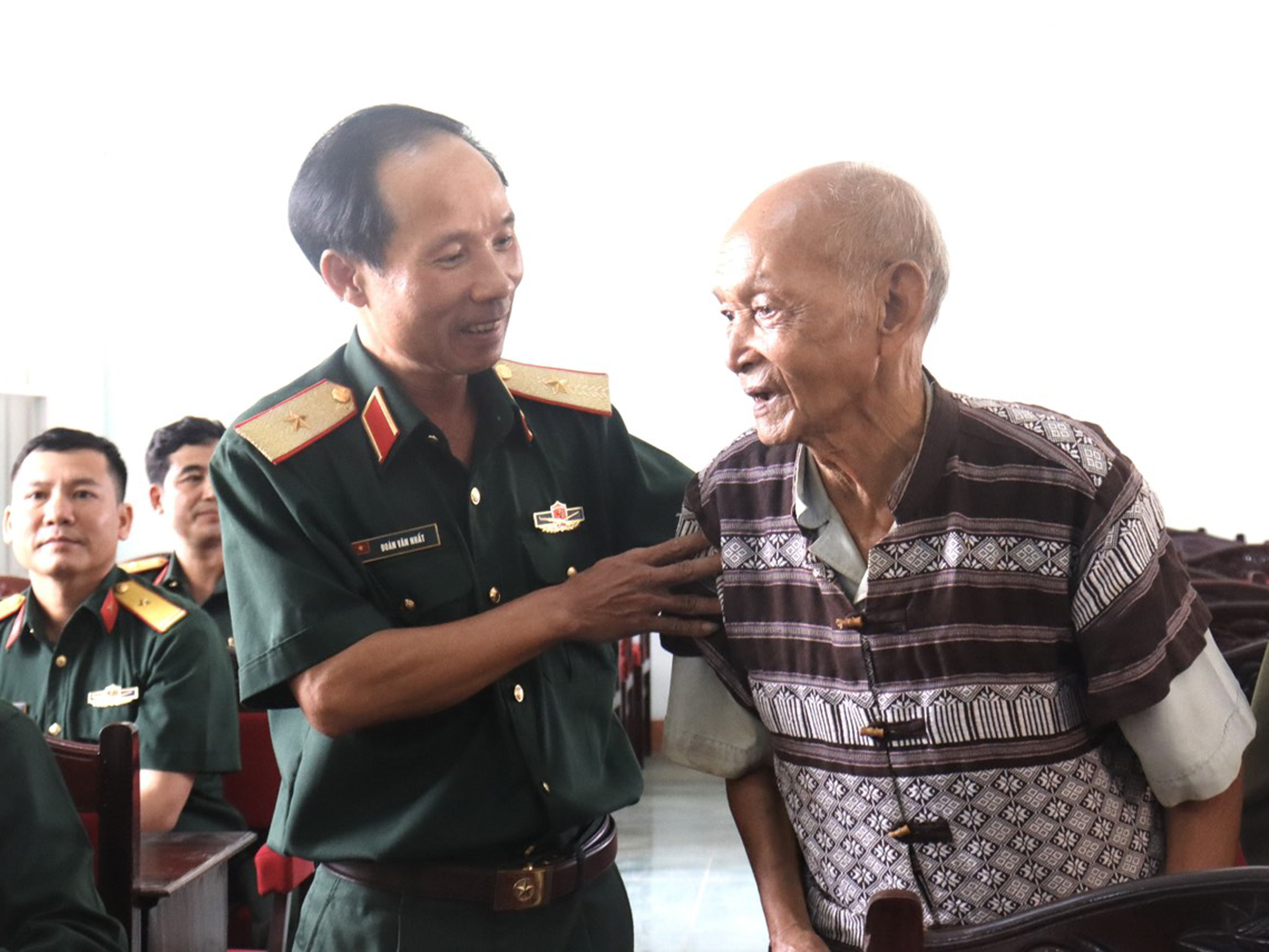 Thiếu tướng Đoàn Văn Nhất thăm hỏi, động viên một cựu chiến binh