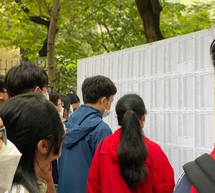 Thí sinh dự thi thử lần thứ 3 năm nay vào Trường THPT chuyên ngoại ngữ