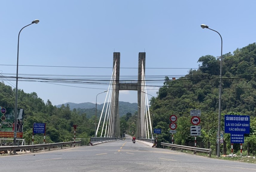 Cầu treo Đakrông được 'chăm sóc đặc biệt' vì sợ sập bất cứ lúc nào- Ảnh 1.