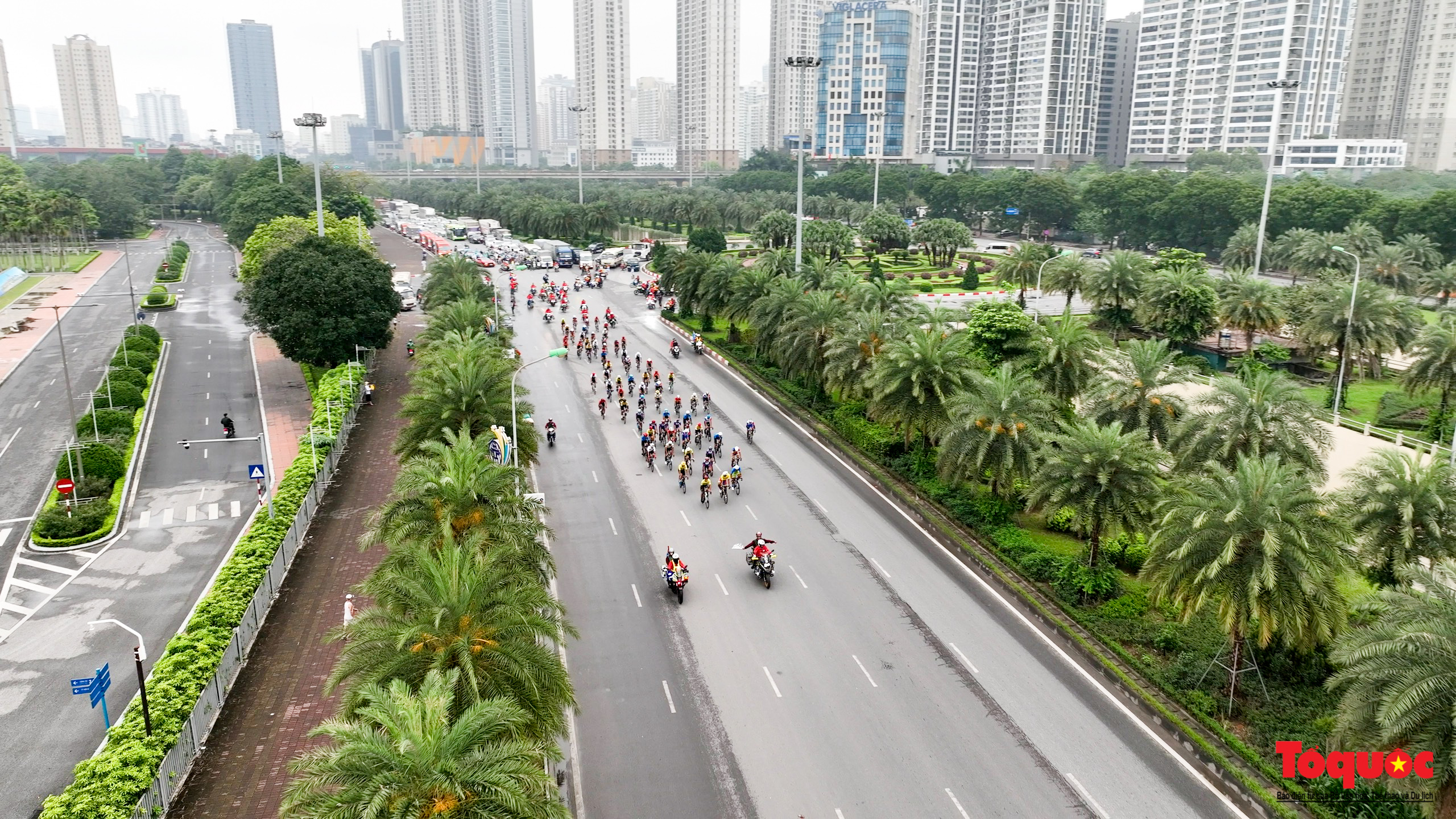 Chặng 2 Cuộc đua xe đạp về Điện Biên Phủ 2024: Tay đua Phạm Lê Xuân Lộc vượt đèo đá trắng giữ áo vàng - Ảnh 1.
