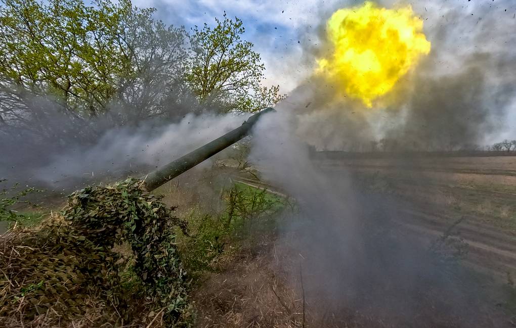 Chiến sự Ukraine ngày 815: Nga kiểm soát thêm làng, muốn tạo vùng đệm sâu 300 km- Ảnh 1. Pháo binh Nga khai hỏa trong chiến dịch quân sự ở Ukraine