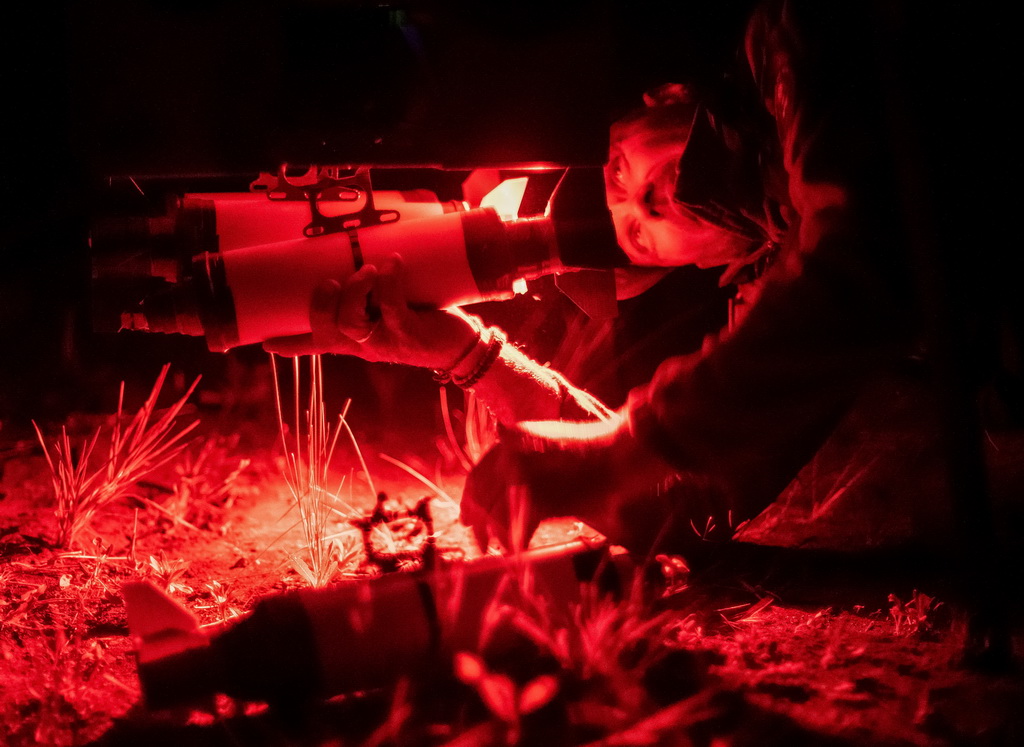 Binh sĩ Ukraine nạp pháo vào máy bay không người lái trước khi tấn công mục tiêu Nga ở Donetsk