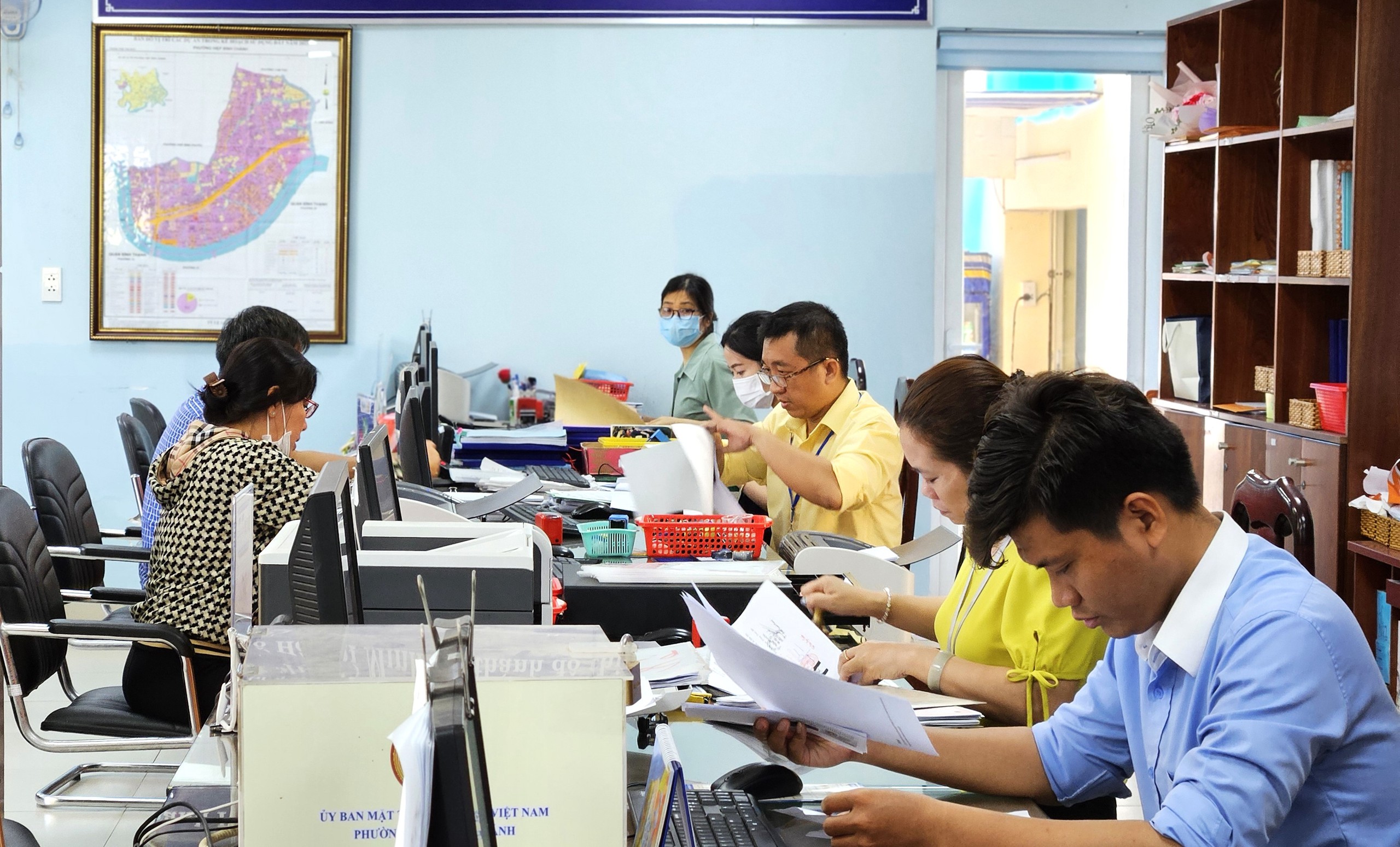 Chủ tịch TP.HCM yêu cầu tuyệt đối không thiên vị khi chi thu nhập tăng thêm- Ảnh 1.