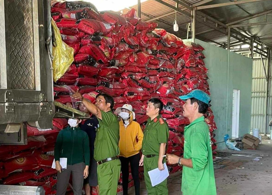 Kiểm tra các hoạt động nghi sản xuất phân bón giả tại Công ty TNHH H.M.T