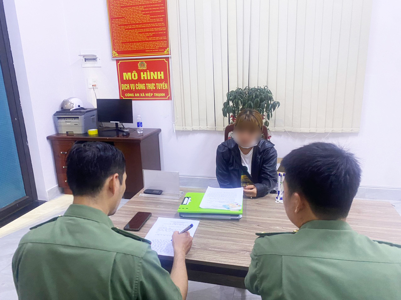 Công an Lâm Đồng triệu tập người đăng tin giả 'Đà Lạt có biến'- Ảnh 1. Công an triệu tập bà Th. lên làm việc về đăng thông tin sai sự thật trên mạng xã hội