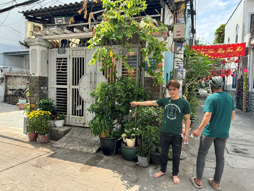 Nghi phạm Nguyễn Anh Đức tại hiện trường cướp điện thoại của một cô gái