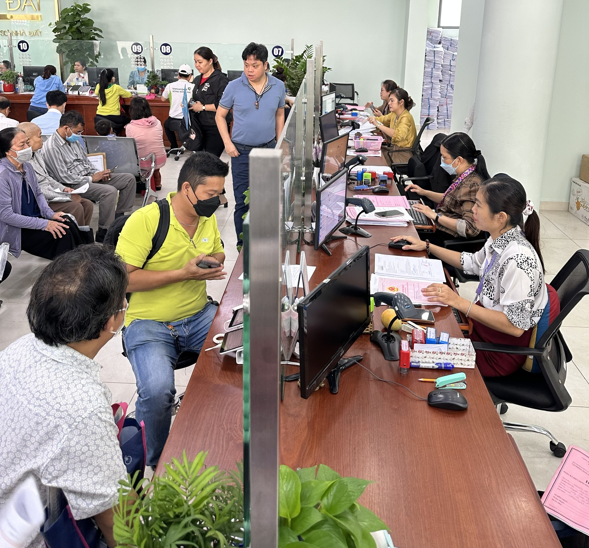 Đẩy nhanh cấp sổ hồng cho người dân- Ảnh 1. Cấp sổ hồng tại Chi nhánh Văn phòng Đăng ký đất đai TP.Thủ Đức