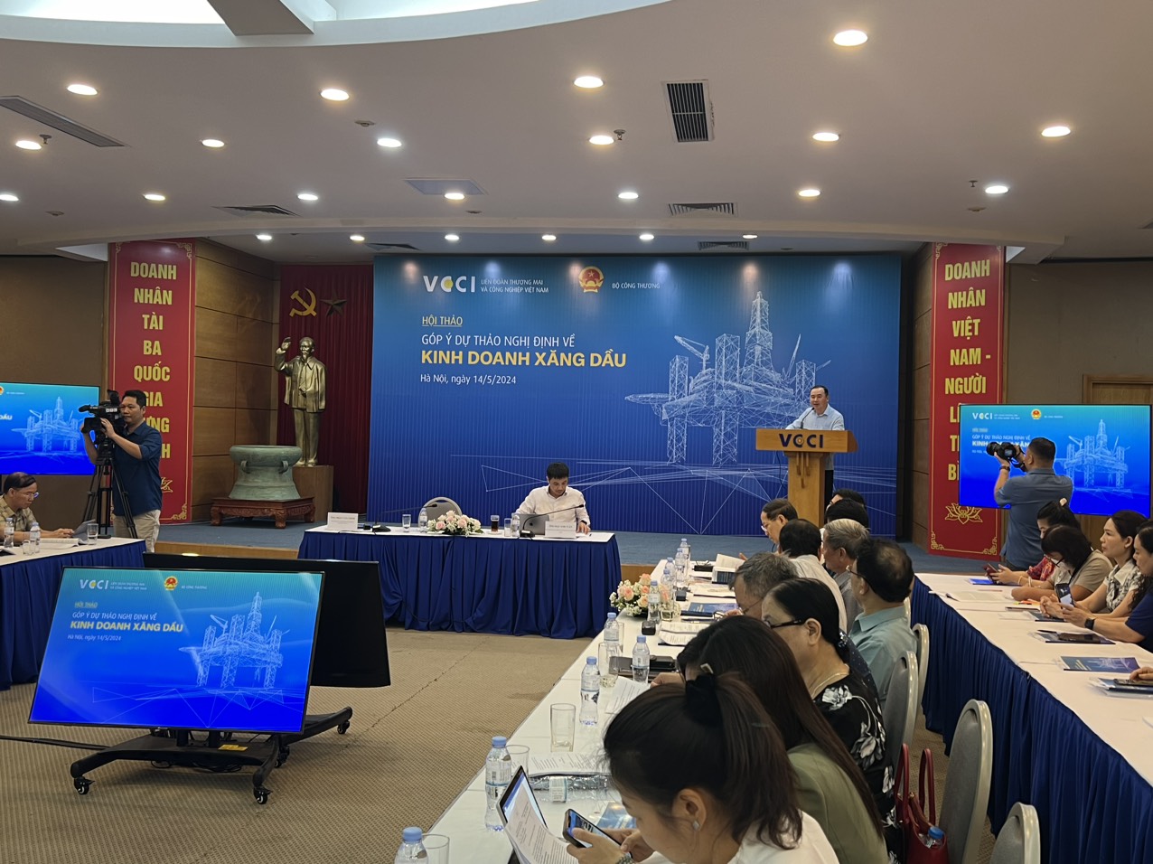 Đề xuất bỏ Quỹ bình ổn, bỏ quyền định giá bán lẻ xăng dầu của doanh nghiệp đầu mối- Ảnh 1. Đại diện Bộ Công thương, ông Phan Văn Chinh - Vụ trưởng Vụ thị trường trong nước - cho biết dự thảo nghị định mới được kế thừa từ nội dung của Nghị định cũ và có những điều chỉnh mới để phù hợp với thị trường hiện nay