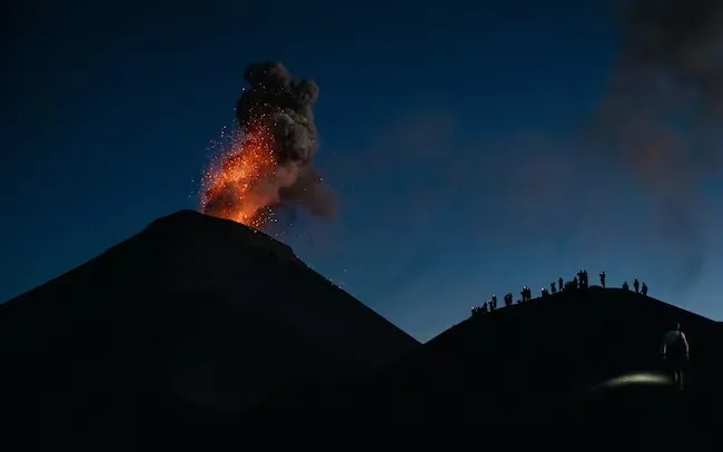 Độc đáo trải nghiệm ngắm núi lửa hoạt động tại Guatemala