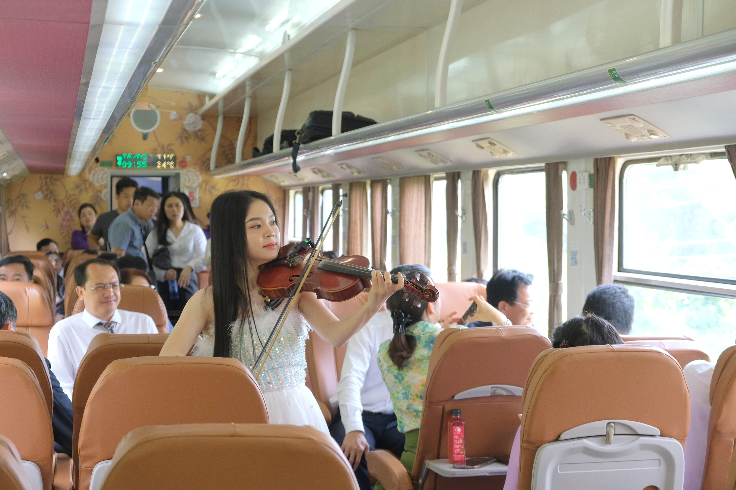 Biểu diễn vĩ cầm phục vụ hành khách trên chuyến tàu 5 sao Kết nối di sản miền Trung (Huế - Đà Nẵng)