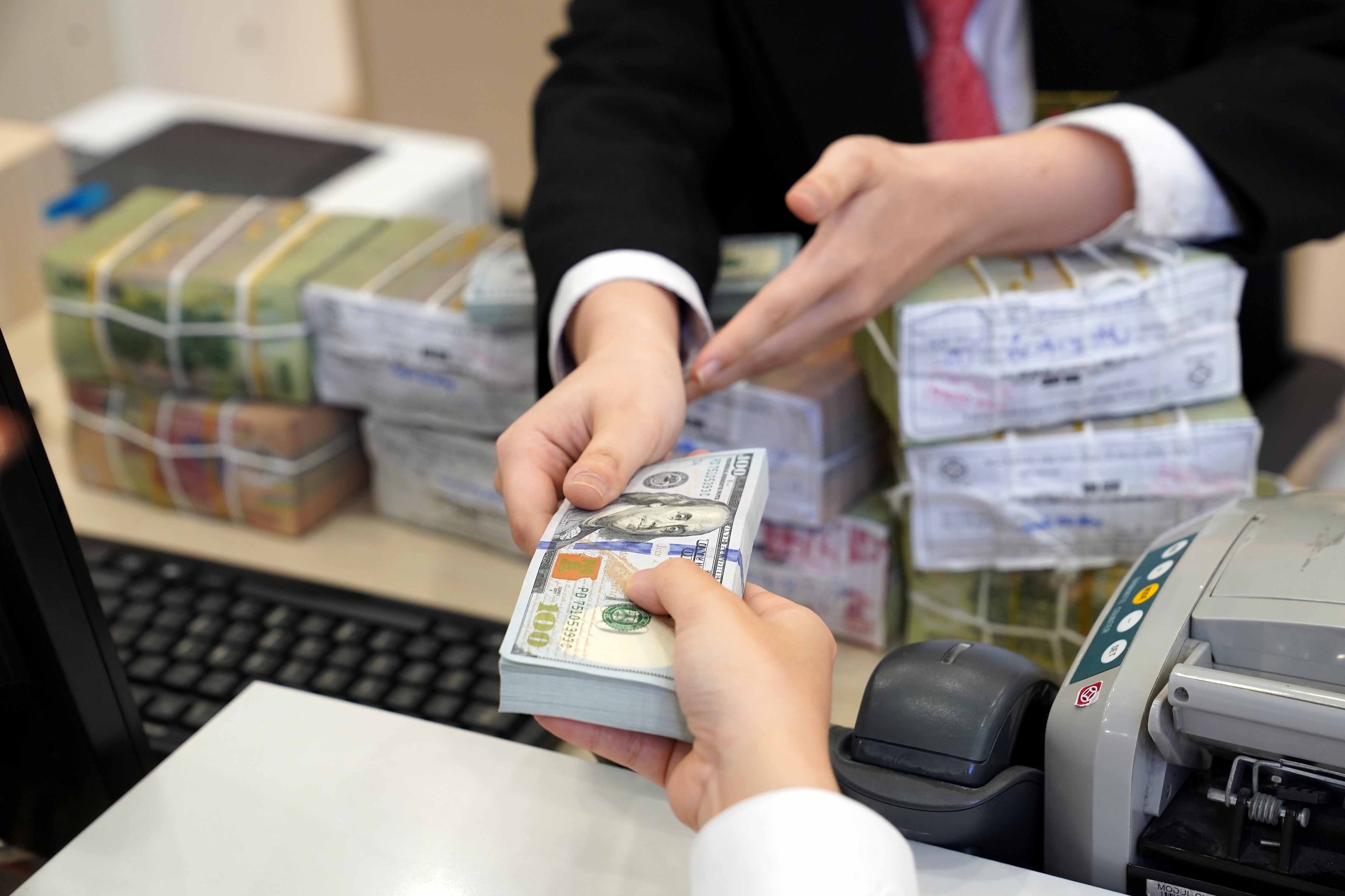 Giá USD hôm nay 17.5.2024: Chênh lệch giá mua và bán USD ở mức 250 đồng- Ảnh 1. Giá USD hôm nay 17.5.2024: Chênh lệch giá mua và bán USD ở mức 250 đồng- Ảnh 1.