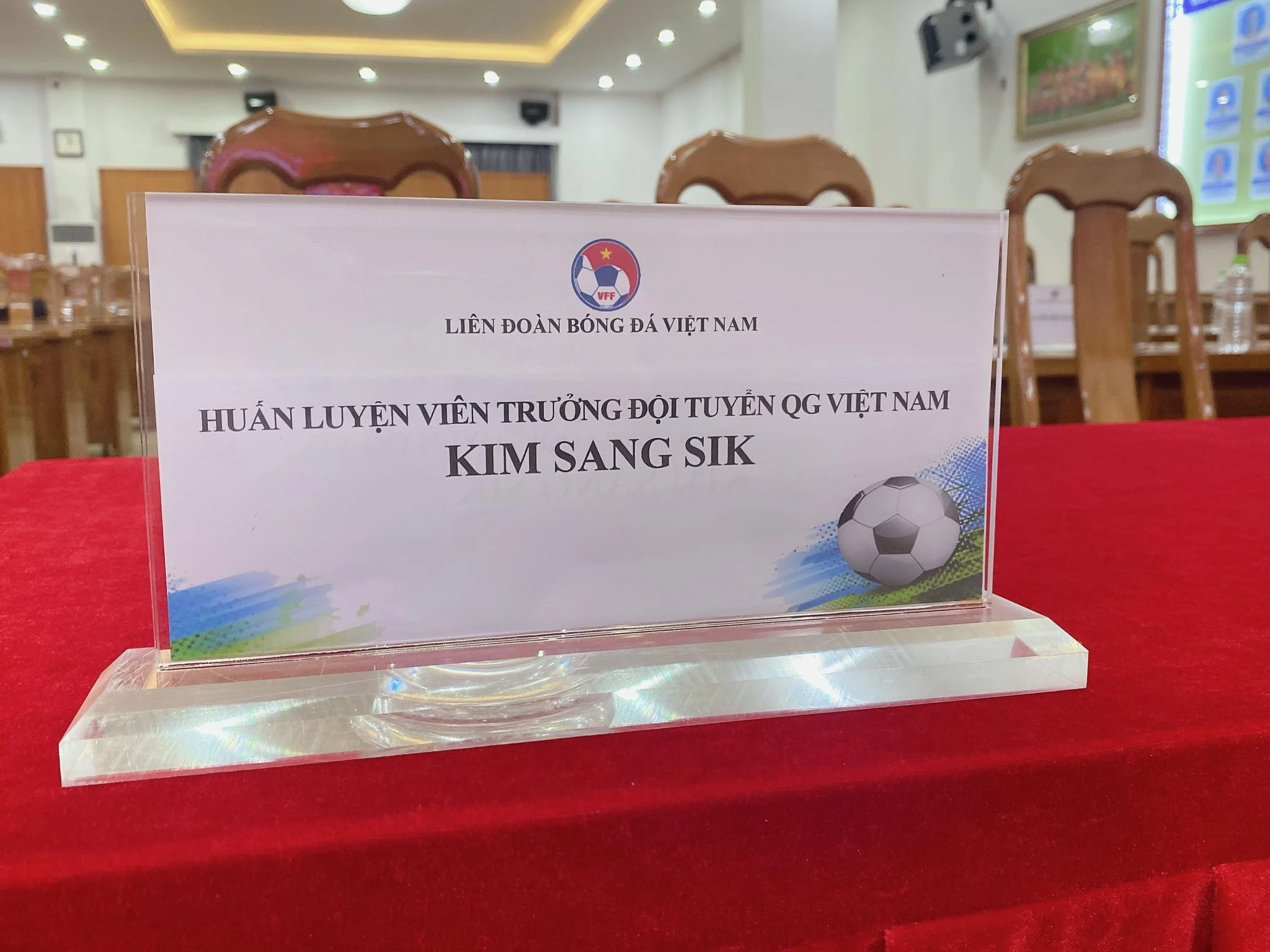 HLV Kim Sang-sik: Tôi muốn có bóng đá chiến thắng dựa trên tinh thần quyết tâm