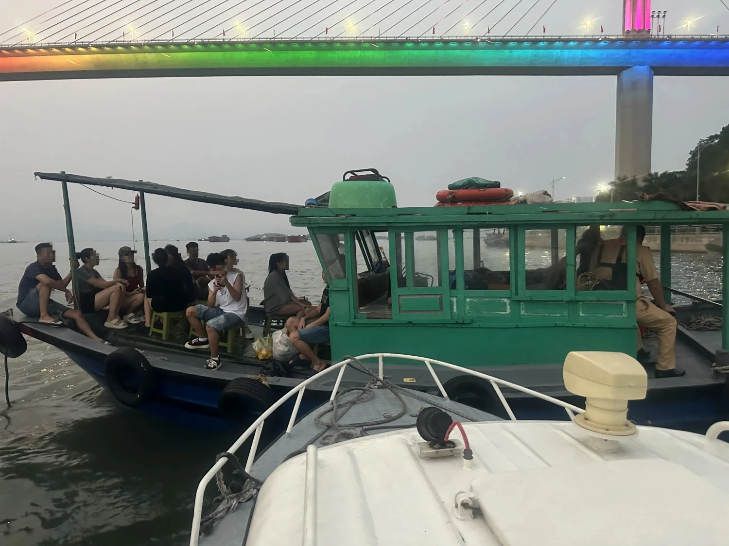Hạ Long xử lý đò, tàu cá tiếp tay tour du lịch 'chui' trên vịnh