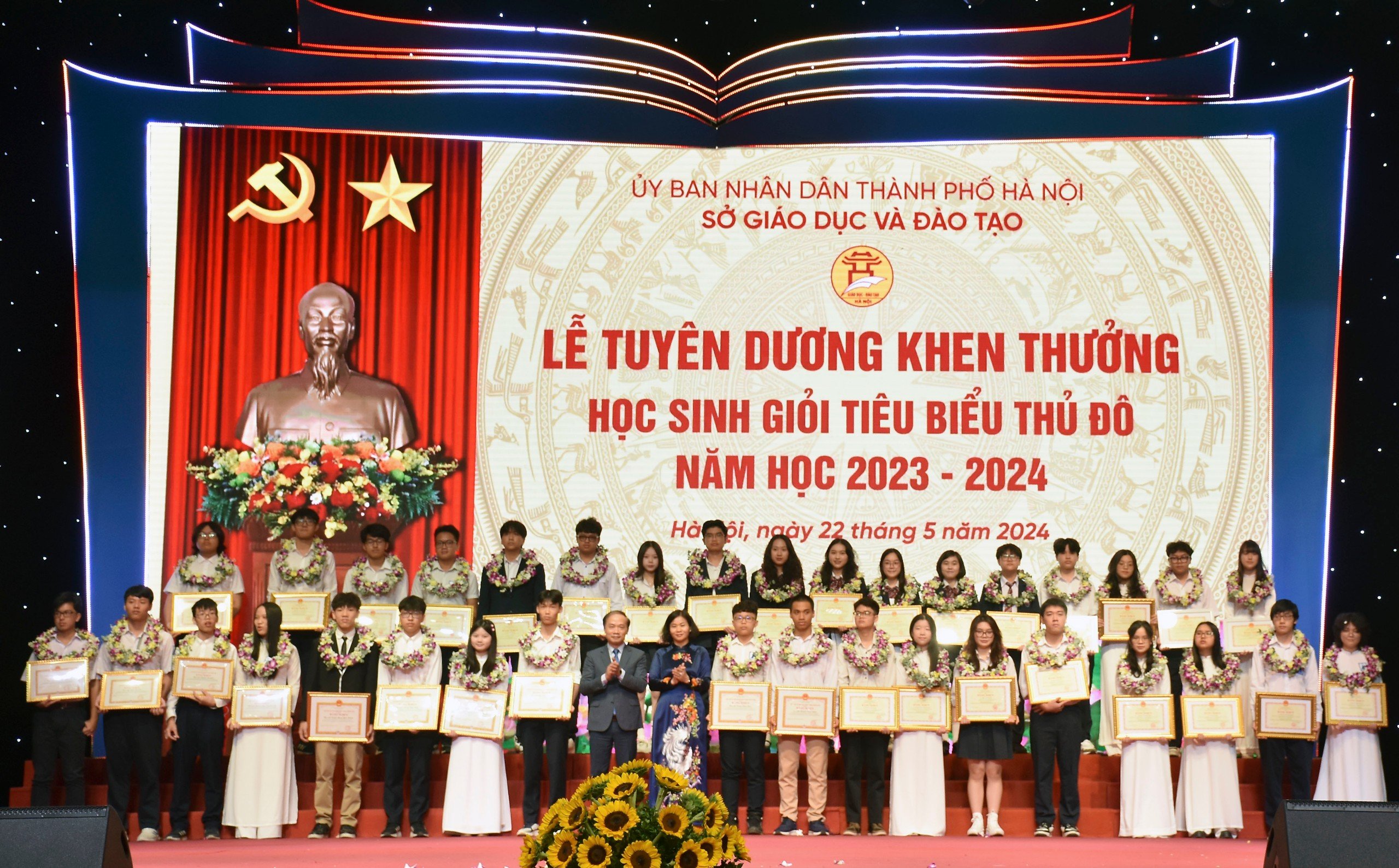 Phó trưởng ban thường trực Ban Dân vận T.Ư Phạm Tất Thắng và Phó bí thư thường trực Thành ủy Hà Nội Nguyễn Thị Tuyến trao bằng khen cho học sinh có thành tích xuất sắc