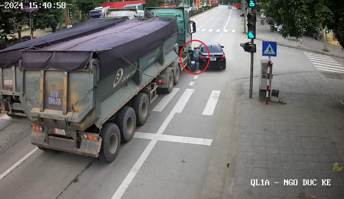 Hãi hùng tài xế vi phạm nồng độ cồn gây tai nạn ở Hà Tĩnh- Ảnh 1. Xe ô tô vượt ẩu hất văng người phụ nữ đi xe máy vào xe tải