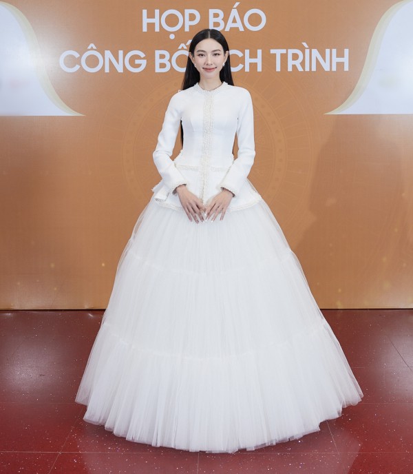 Hoa hậu Thuỳ Tiên diện áo bà ba, đọ sắc cùng 