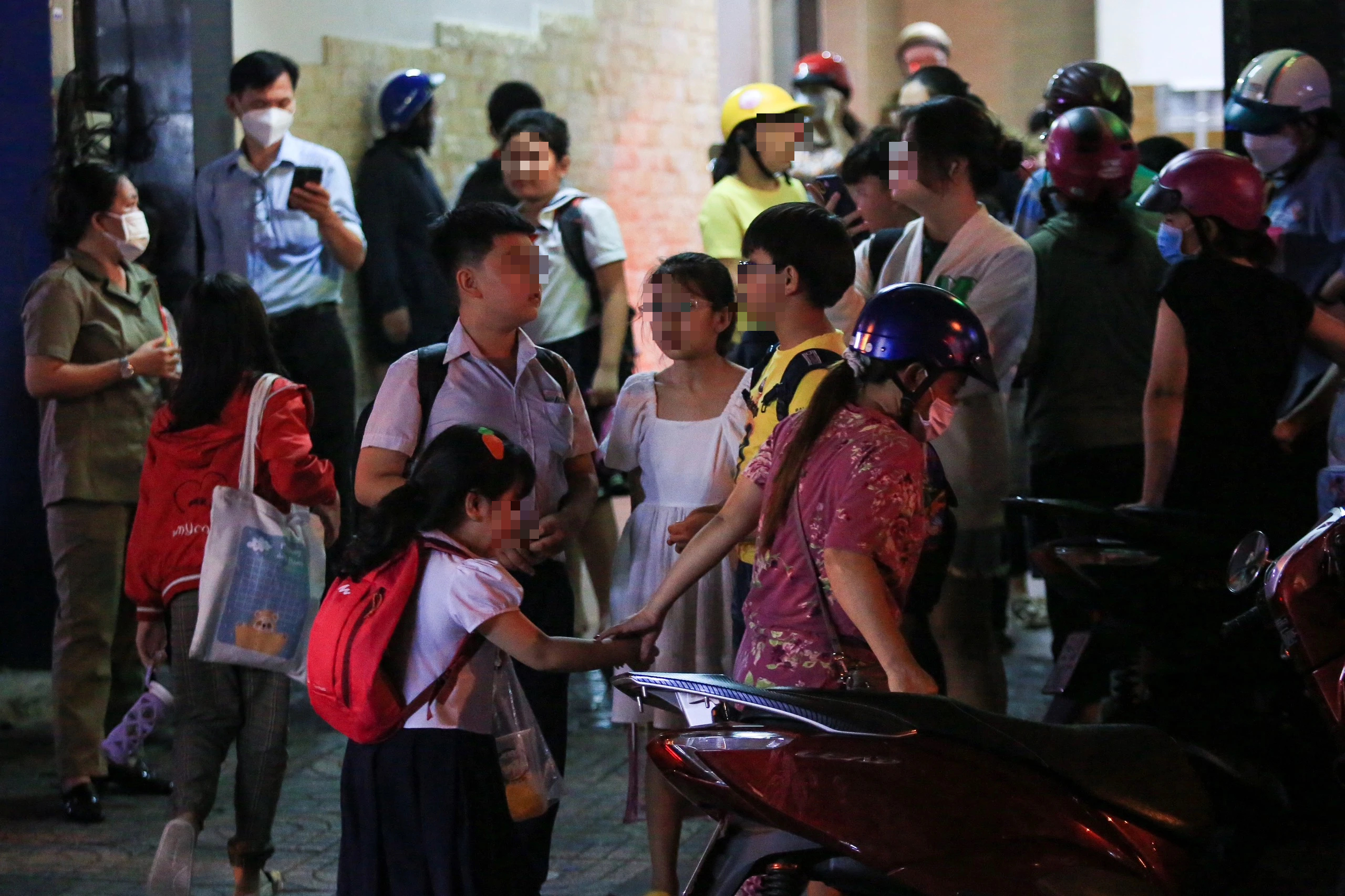 Học thêm 'vì chương trình nặng'?- Ảnh 2. Học sinh rời các lớp, trung tâm học thêm khi trời tối mịt