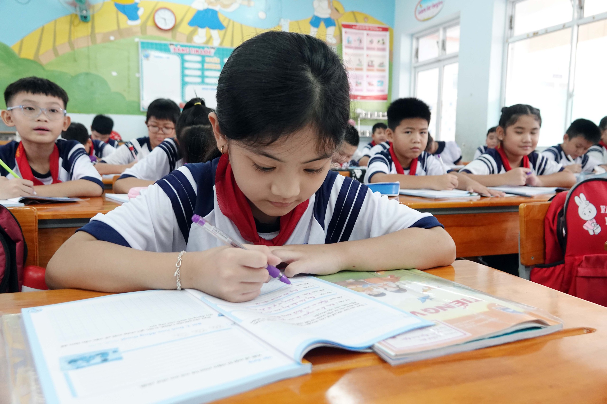 Học thêm 'vì chương trình nặng'?- Ảnh 1. Học sinh lớp 4 đang theo học chương trình Giáo dục phổ thông 2018. Theo các giáo viên, chương trình mới thiết kế không nặng với bậc tiểu học.