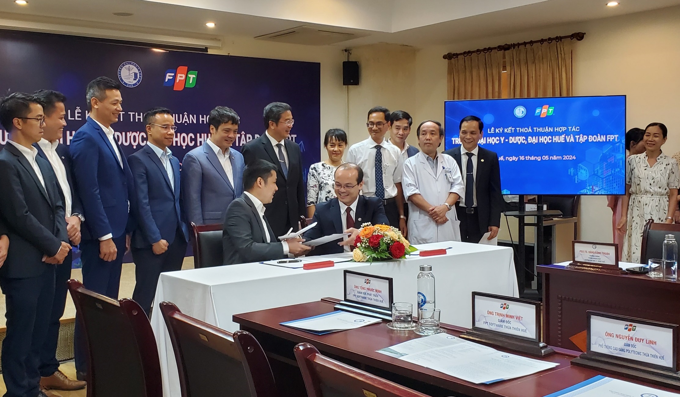 PGS-TS Nguyễn Minh Tâm, Phó hiệu trưởng Trường  ĐH Y Dược - ĐH Huế (hàng ngồi, bên phải), đại diện Phòng khám Bác sĩ gia đình thuộc Trung tâm Y học gia đình, ký kết hợp tác với đại diện FPT